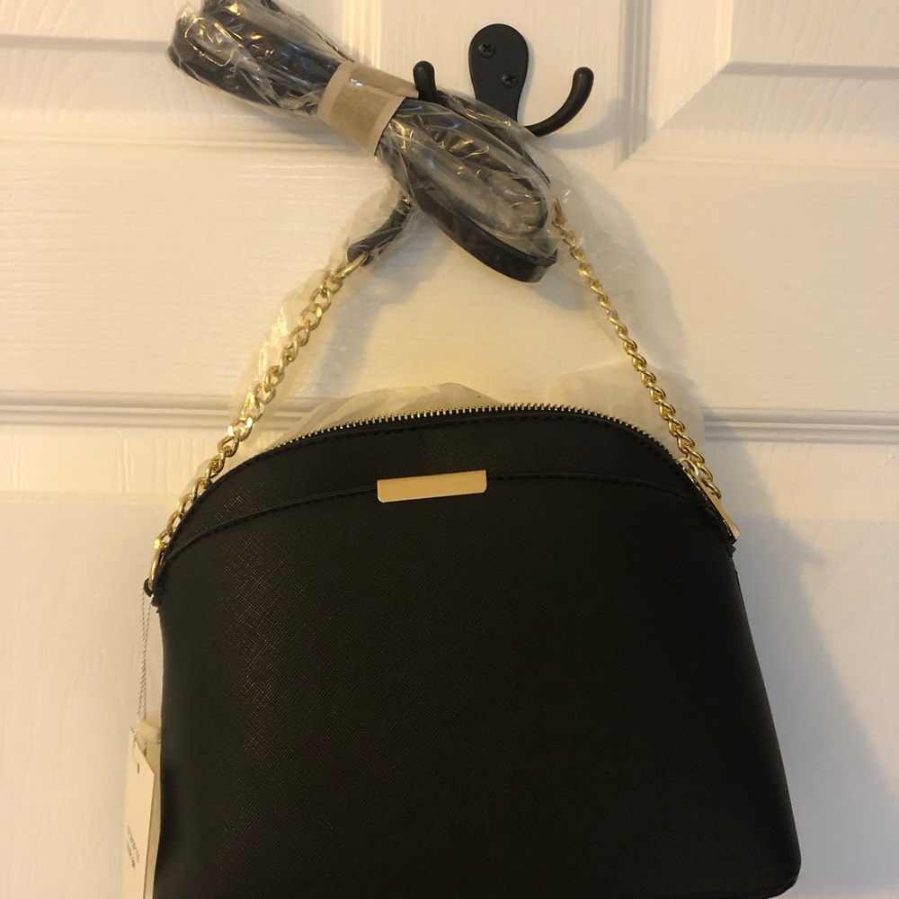 Elegant Black Handbag with Gold Chain
